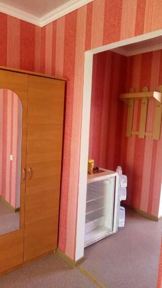 Гостевой дом Розовый домик Саки Двухместный номер Делюкс с 1 кроватью и дополнительной кроватью-1