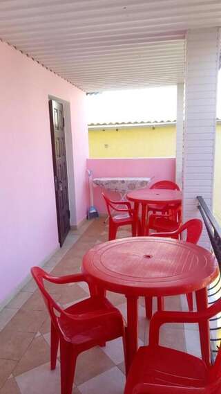 Гостевой дом Розовый домик Саки Трехместный номер «Комфорт» с душем-9