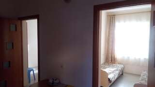 Гостевой дом Розовый домик Саки Трехместный номер «Комфорт» с душем-10