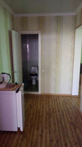 Гостевой дом Розовый домик Саки Трехместный номер «Комфорт» с душем-12