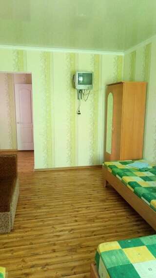 Гостевой дом Розовый домик Саки Трехместный номер «Комфорт» с душем-13