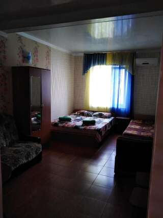 Гостевой дом Розовый домик Саки Трехместный номер «Комфорт» с душем-5