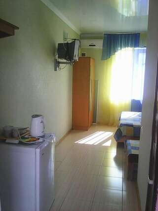 Гостевой дом Розовый домик Саки Двухместный номер Делюкс с 1 кроватью и дополнительной кроватью-18