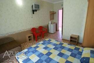 Гостевой дом Розовый домик Саки Двухместный номер Делюкс с 1 кроватью и дополнительной кроватью-24