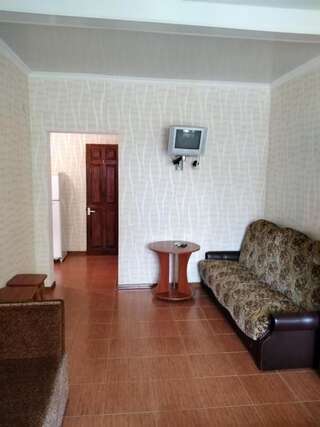 Гостевой дом Розовый домик Саки Cемейный номер с собственной ванной комнатой-2