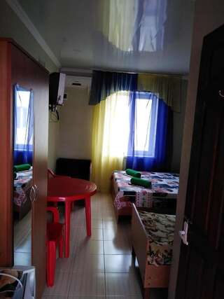 Гостевой дом Розовый домик Саки Cемейный номер с собственной ванной комнатой-3